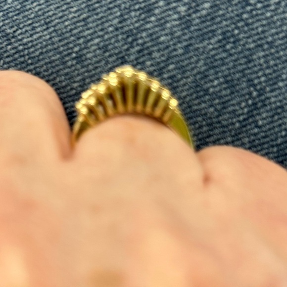 Gold and Diamond Ring. 1 carat total weight diamonds Size 7. - Picture 6 of 8